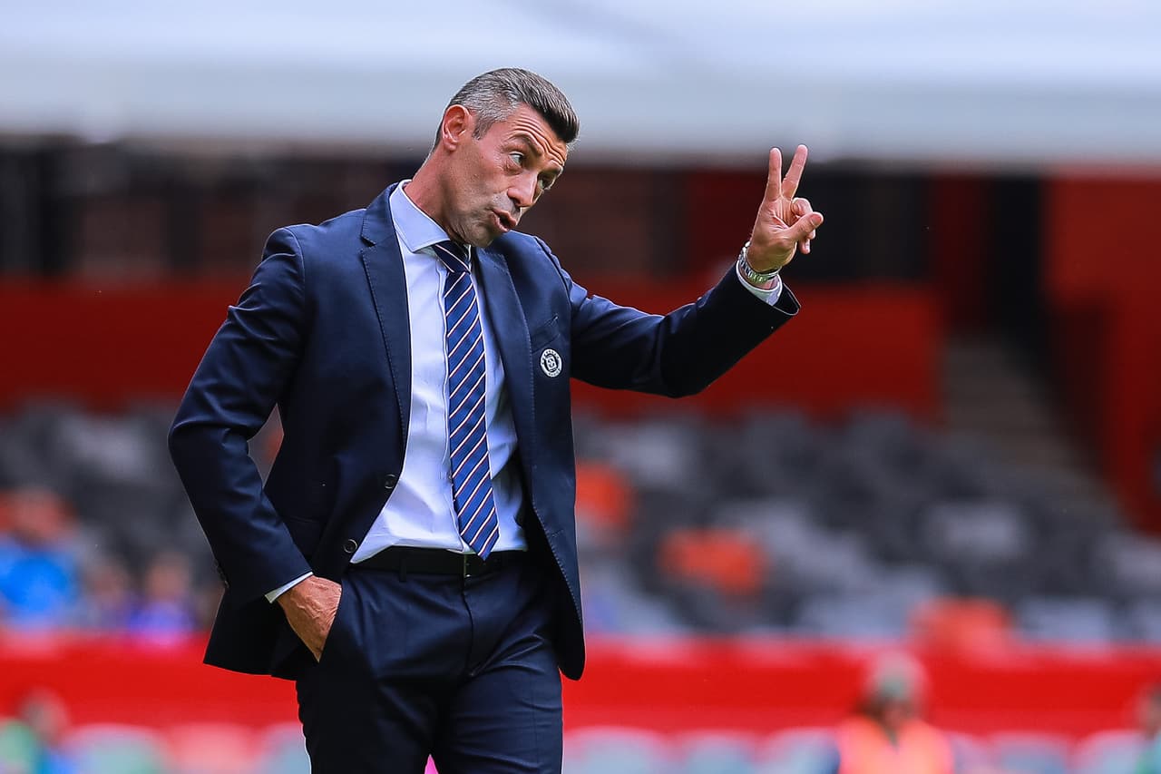 Caixinha entró en diálogo constante con el árbitro y reclamaba cada oportunidad que se le presentaba.