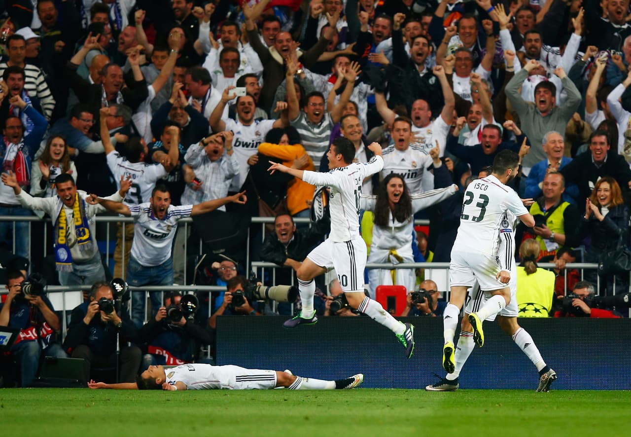 El colombiano James Rodríguez, su mejor amigo durante la estancia en el Real Madrid, fue el primero en unirse a la celebración en un Bernabéu que hizo gigante la figura del 'Chicharito'.