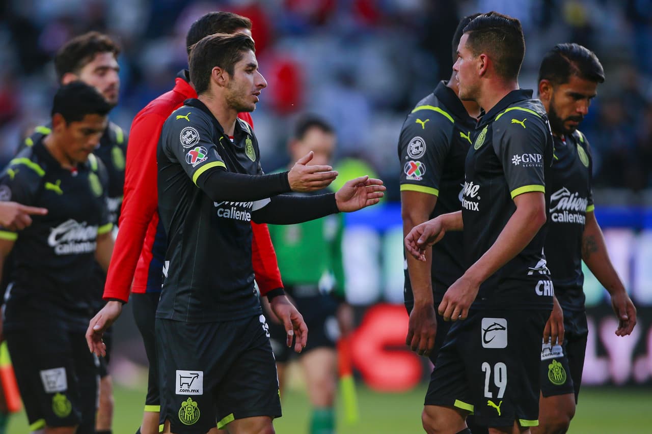 El Pachuca consiguió su segunda victoria del torneo tras vencer por 2-1 a las Chivas. Los Tuzos aprovecharon un grave error del 'Tiba' Sepúlveda y Raúl Gudiño para marcar el segundo tanto después de que Víctor Guzman hiciera el primero. Los rojiblancos reaccionaron con un gol de Ángel Zaldívar por la vía del penal, pero no fue suficiente.