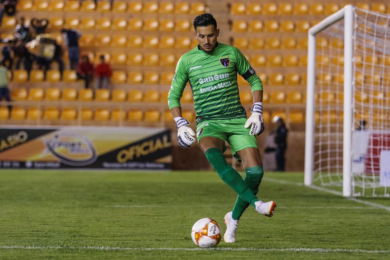 En el segundo tiempo rara vez Gerardo Ruiz, guardameta del equipo atlantista, tocó el esférico, pues fueron los azulgranas los que controlaron el ritmo del juego.