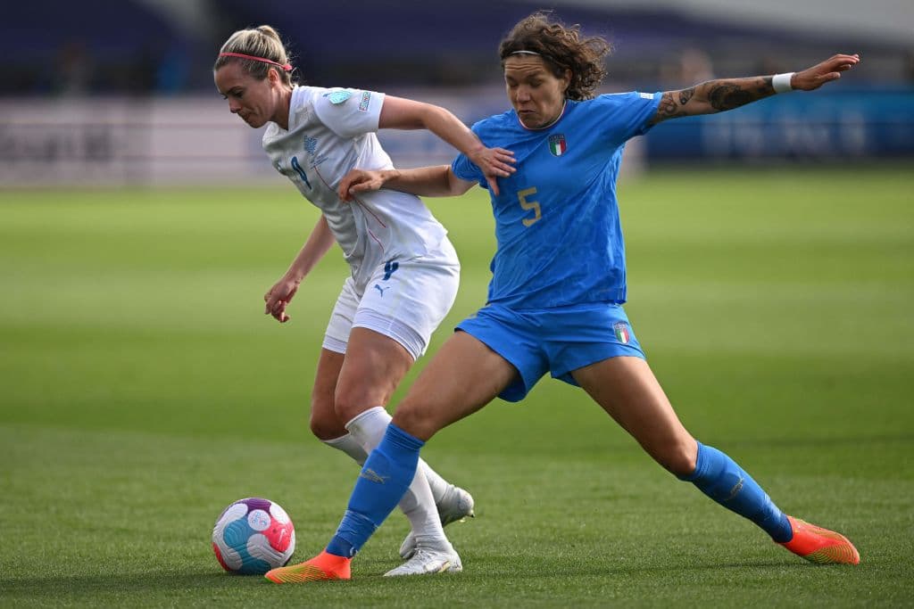 Italia, que estuvo durante casi 60 minutos eliminada de la Eurocopa, se agarró a la esperanza de pasar a cuartos de final con un empate a uno ante Islandia.