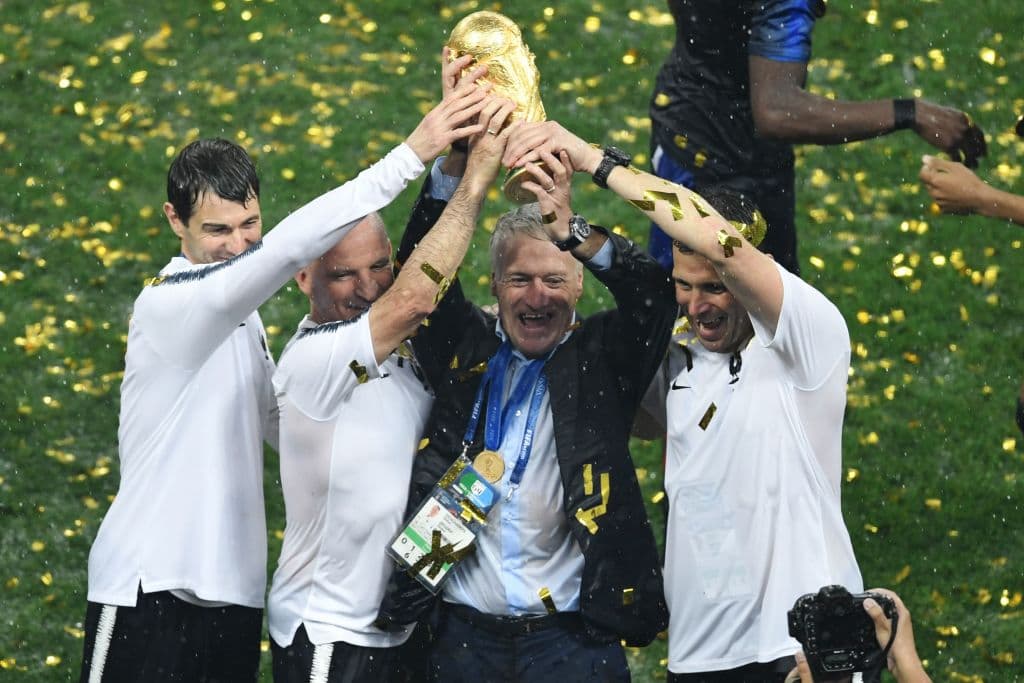 Didier Deschamps fue la tercera persona en la historia que levantó el trofeo como jugador y como director técnico, repitiendo la hazaña del brasileño Mario Zagallo y el alemán Franz Beckenbauer.