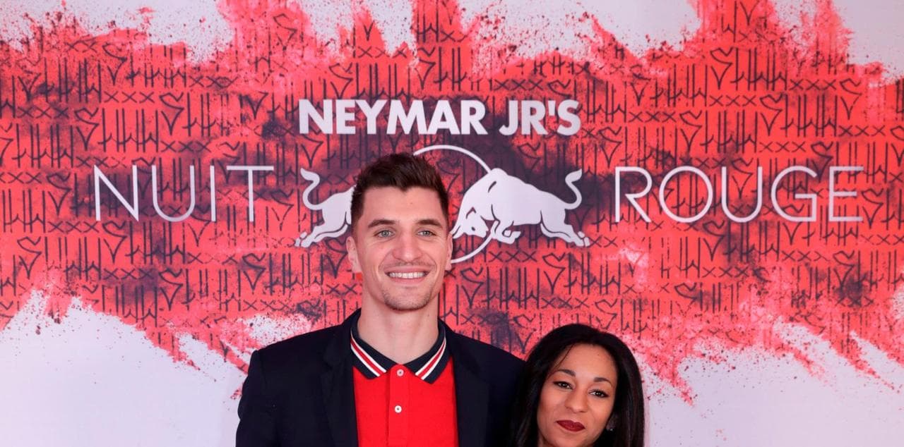 Thomas Meunier y su pareja en la fiesta del 27 aniversario de Neymar Jr.
