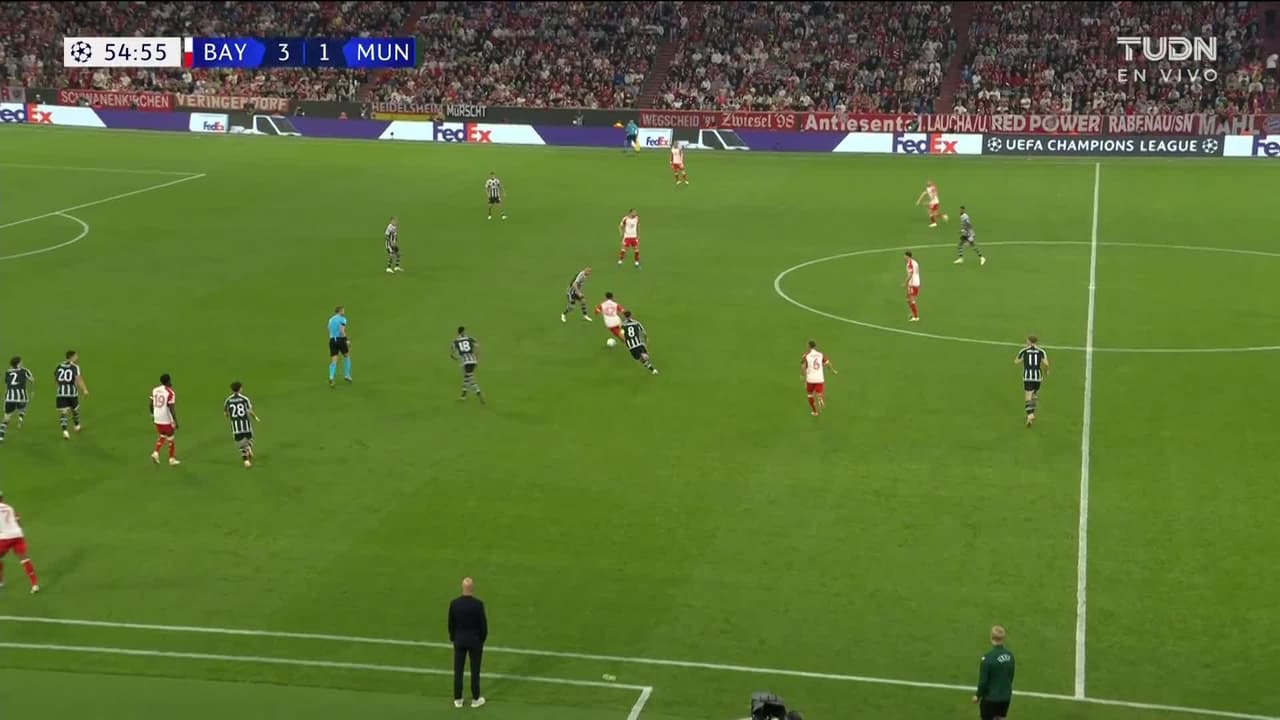 ¡CERCA! Leroy Sané disparó que se estrella en el poste.