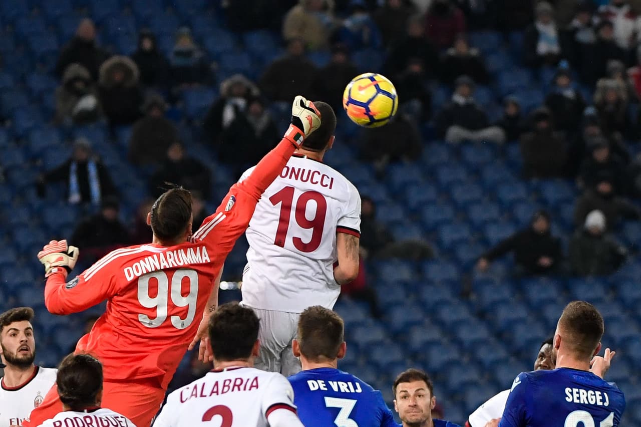 Entre tanto, Gigi Donnarumma salvaba constantemente su arco.