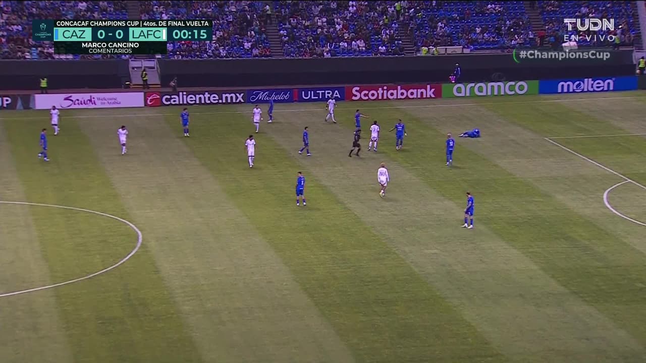 Arranca el partido y la pelota está en juego.