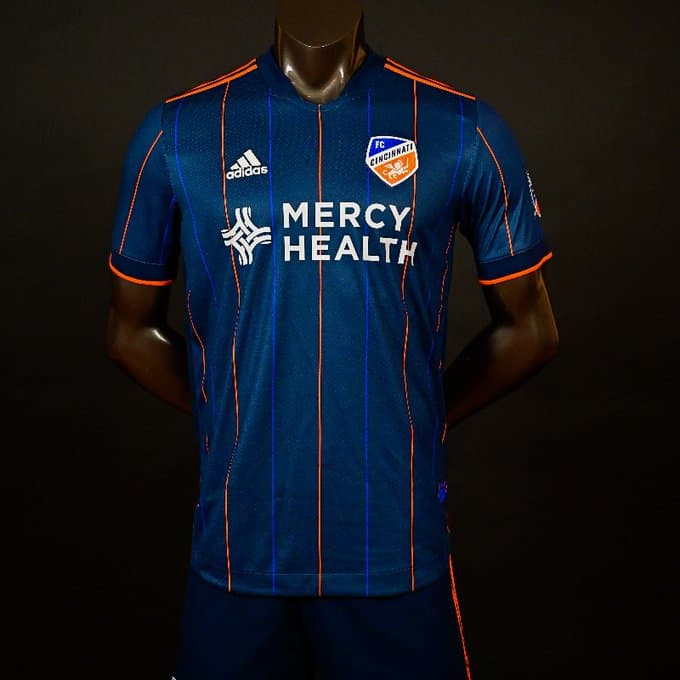 La nueva casaca tiene al azul como color principal, adornada por finas líneas en otro tono de azul y naranja, un guiño a cómo lucirá el exterior del West End Stadium una vez esté en operaciones.
<br>