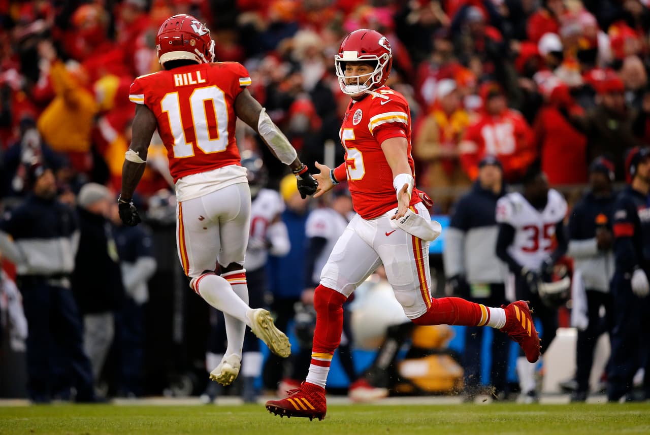Una triplete de terror: entre Travis Kelce (198 yardas - 3 TD’s), Tyreek Hill (108 yardas - 2 TD’s) y Sammy Watkins (190 yardas - 1 TD) los Chiefs tienen una expresividad aérea muy importante, siendo su mayor arma en el ataque. 
<br>