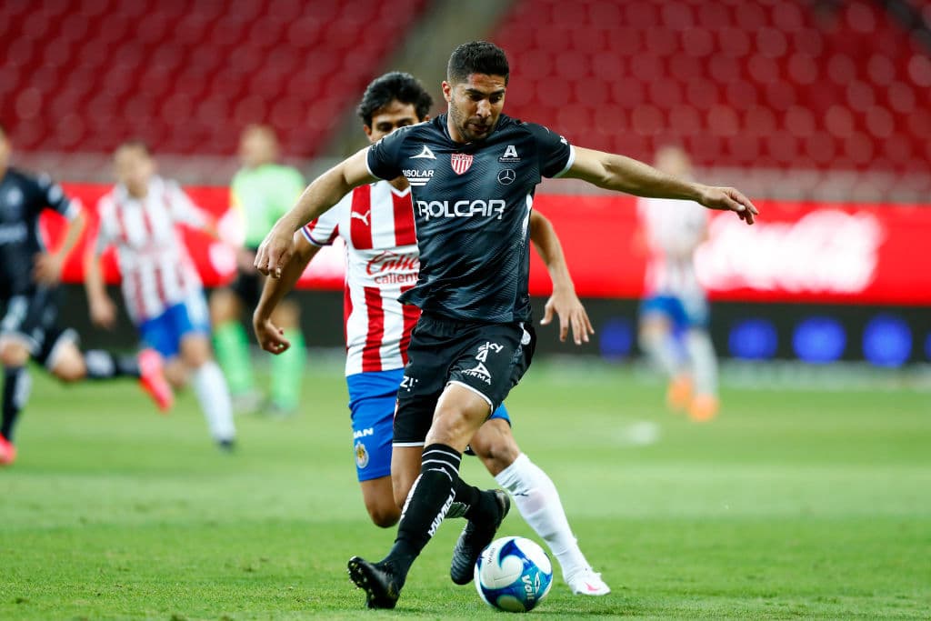 Ian González (39’) adelantó a los visitantes con un caño sobre Gudiño. Angulo (45+1’) emparejó los cartones tras recibir una asistencia de Brizuela. JJ Macías (53’) apareció para marcar autogol y regresarle la ventaja a los Rayos; volvió a aparecer al 90+4’ para redimirse y rescatar un punto en casa. Necaxa llegó a 5 unidades y Chivas se queda con 6.