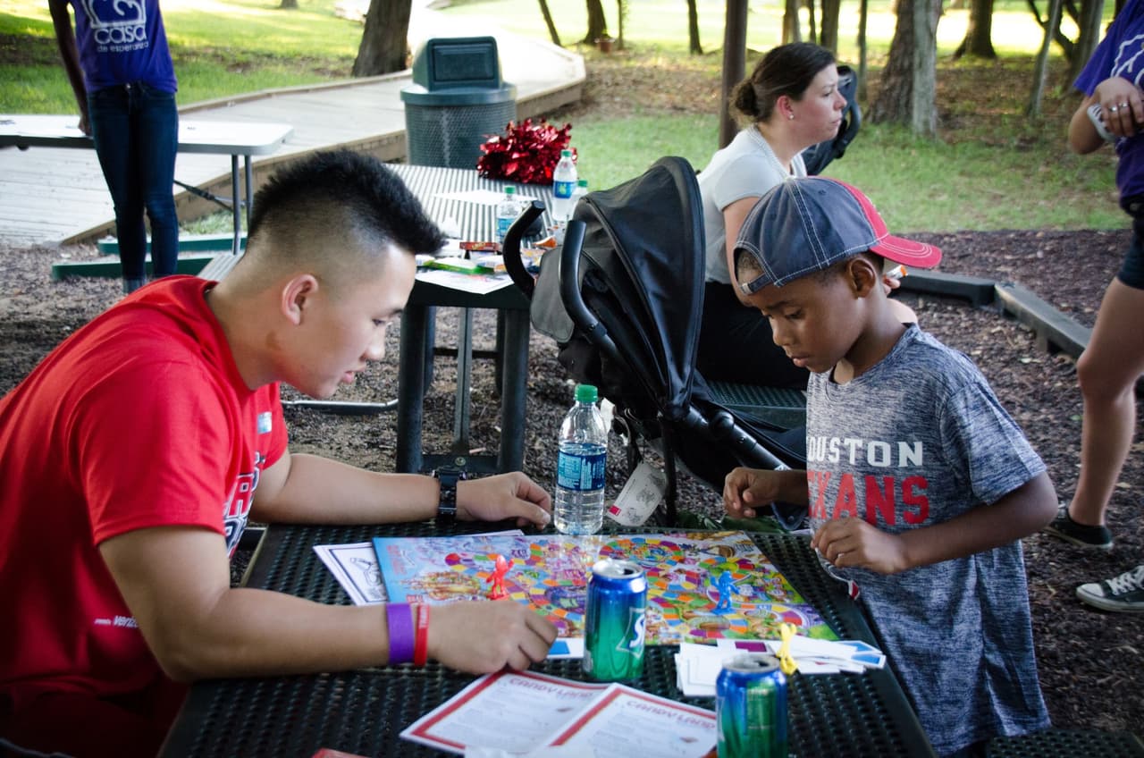 Michael Cordua fue nombrado el ganador del Premio al Liderazgo Hispano y se unió con los Toros Bravos, Chris Polk y las porristas de los Houston Texans en la Casa de Esperanza.