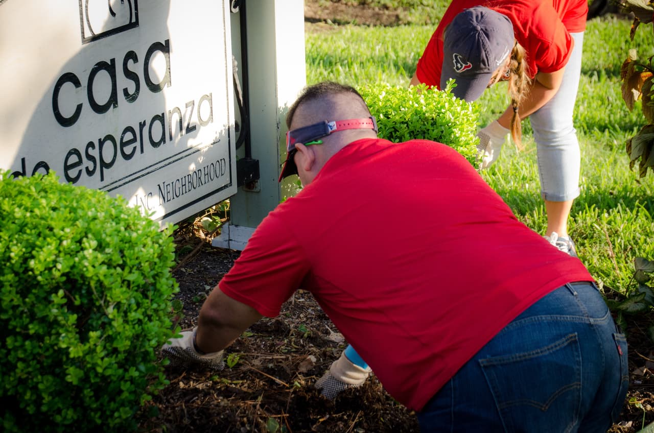 Michael Cordua fue nombrado el ganador del Premio al Liderazgo Hispano y se unió con los Toros Bravos, Chris Polk y las porristas de los Houston Texans en la Casa de Esperanza.