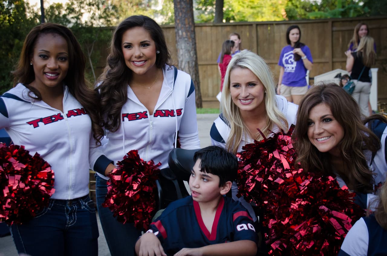 Michael Cordua fue nombrado el ganador del Premio al Liderazgo Hispano y se unió con los Toros Bravos, Chris Polk y las porristas de los Houston Texans en la Casa de Esperanza.