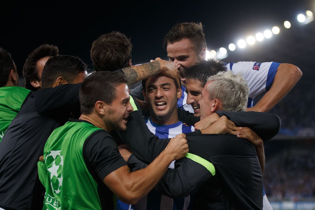 La Real solía jugar con un nueve de área (que podía ser el suizo Haris Seferovic, quien hoy es compañero de Marco Fabián en el Eintracht), y con Vela y Griezmann por los extremos.