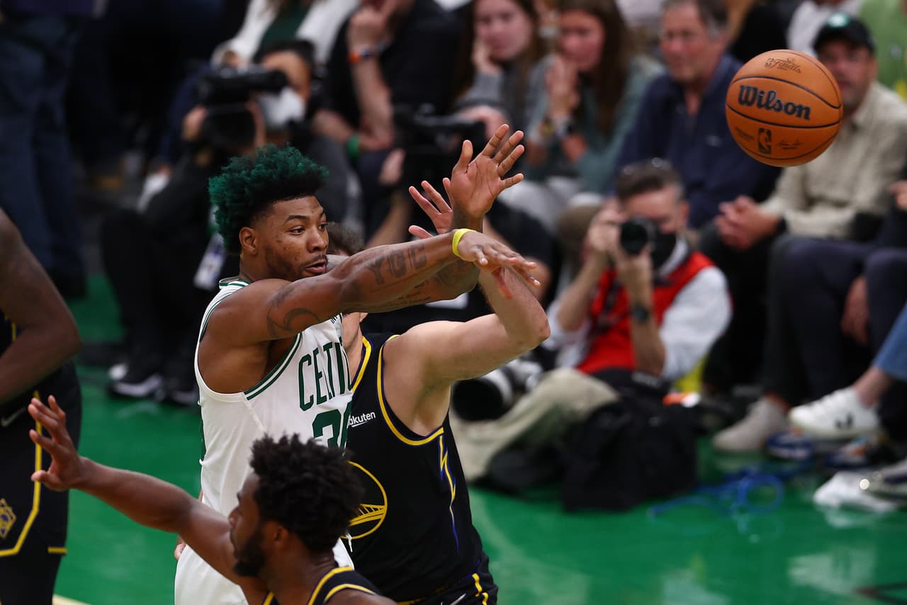 Con 43 puntos de un titánico Stephen Curry, los Golden State Warriors vencieron el viernes 107-97 en la cancha de los Boston Celtics y empataron 2-2 en las Finales de la NBA.