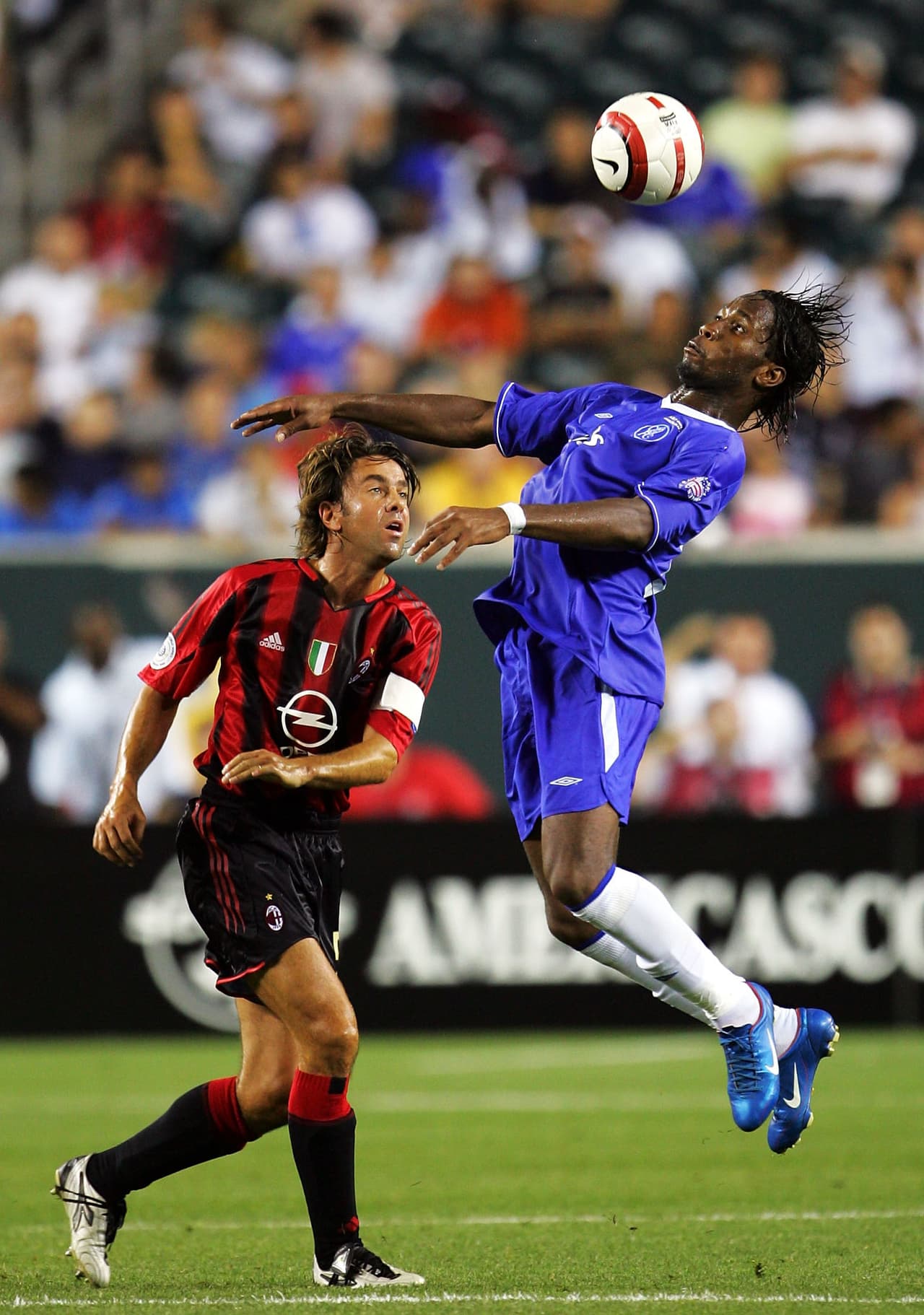 En el verano del 2004 Chelsea pagó 24 millones de libras por el delantero marfileño, lo que en se momento fue un récord para el club de Londres.