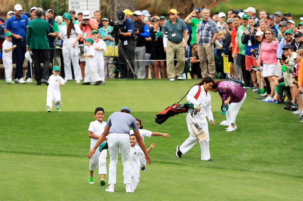 Incluso sus pequeños, que lo vieron emocionados, compartieron con él la alegría de ese momento que lo inmortalizó en el Masters de Augusta, pero que de inmediato se convirtió en preocupación.