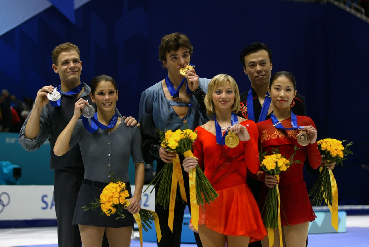 La primera foto de la postal es la prueba de que en primera instancia hubo un equipo medallista de oro, uno de plata y otro de bronce, como normalmente debe ser en el deporte.