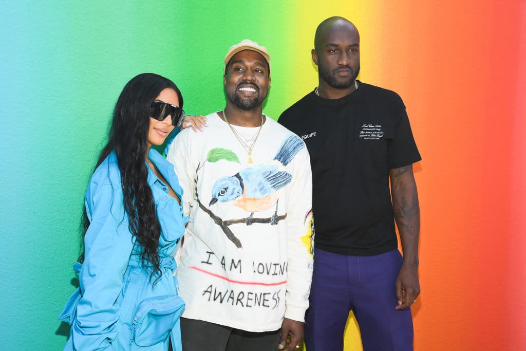 Hijo de inmigrantes ghaneses, Abloh fue descubierto en parte como resultado de la impresión de sus diseños de camisetas en una tienda de Chicago y su colaboración con Kanye West de Chicago.