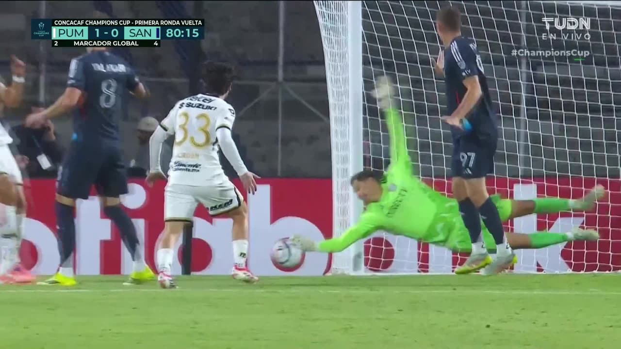 ¡Lo de Sisniega es un escándalo! El arquero le sacó el remate al Memote