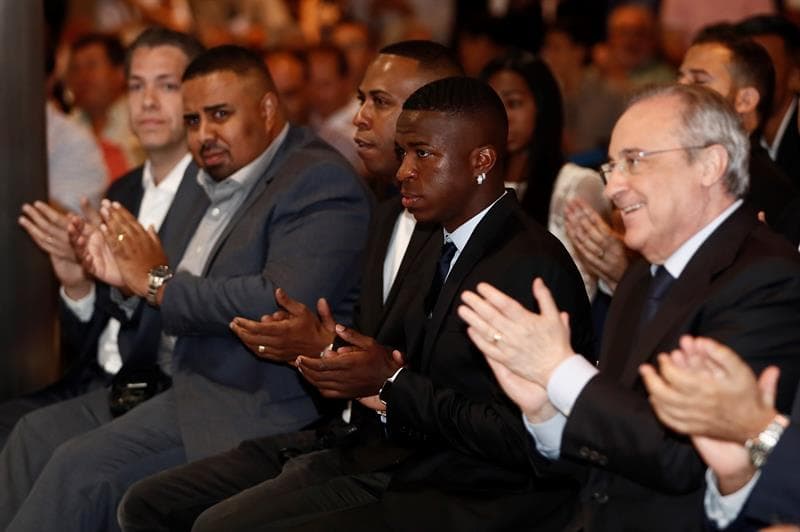 El jugador de 18 años estuvo arropado en la presentación por su familia, por el presidente Florentino Pérez y por el ex futbolista Ronaldo Nazario, entre otros.