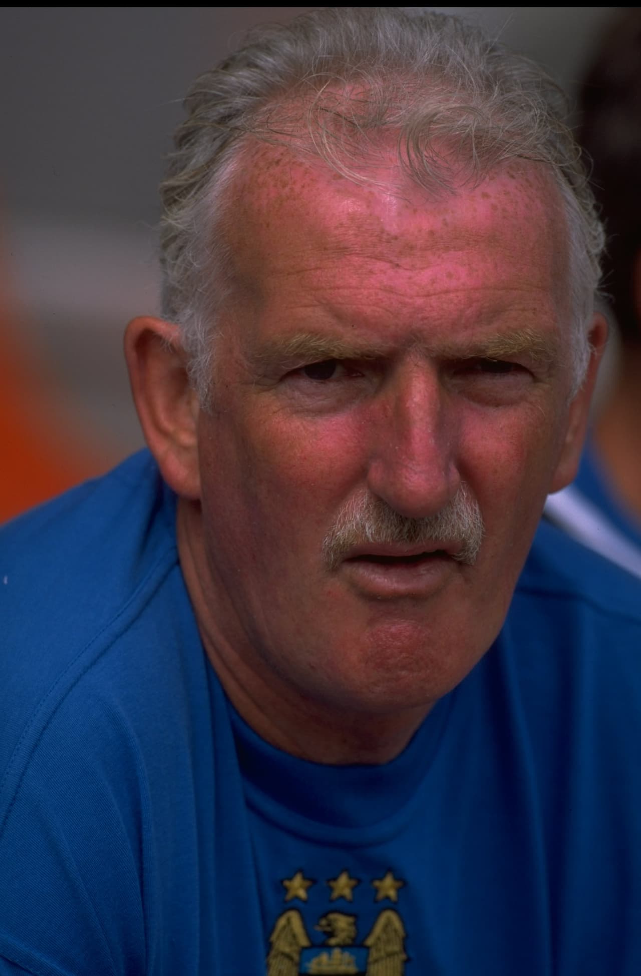 El arquero inglés Alex Stepney, exportero del Manchester United, fue víctima de su excesiva energía y en 1975 se dislocó la mandíbula de tanto gritarles a sus compañeros en el partido contra Birmingham City.