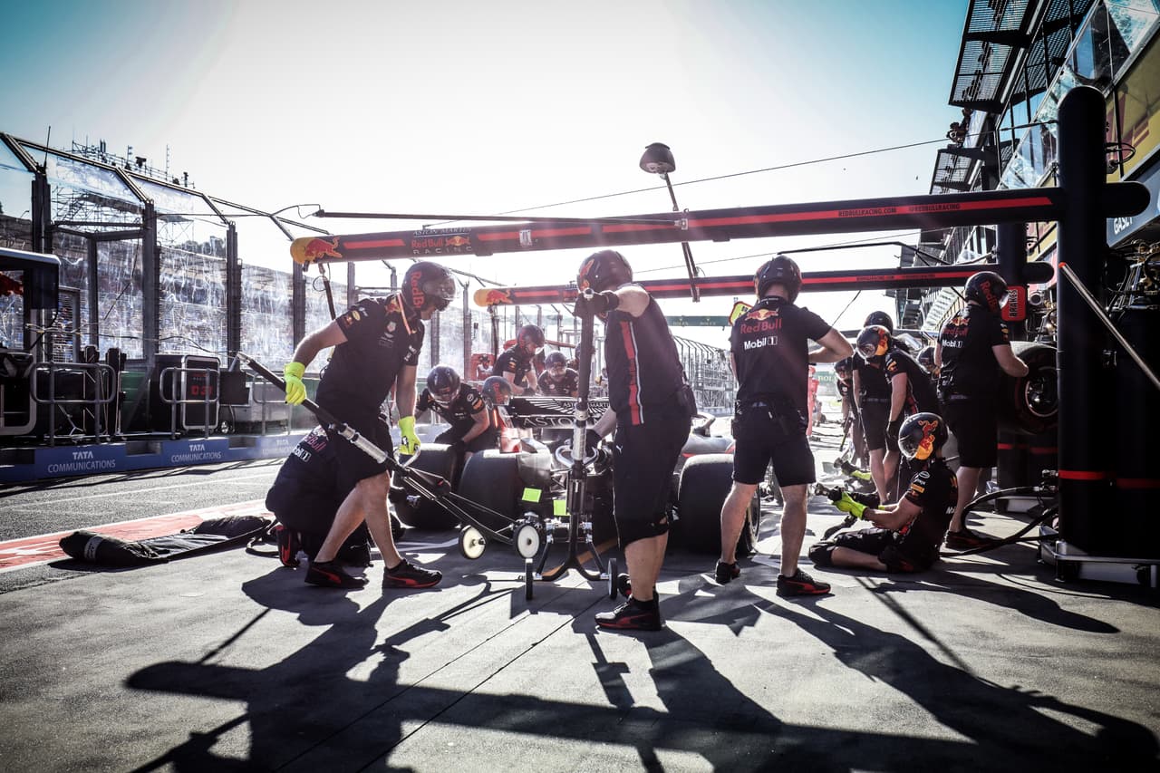 Este viernes se corrieron las dos sesiones de práctica en Melbourne en las que Lewis Hamilton fue el más veloz llegando a hacer la vuelta en 1:22:600. Sebastian Vettel y Valtteri Bottas lo escoltaron cada uno en una de las jornadas. Este sábado en la mañana será la clasificación y el domingo habrá bandera verde.