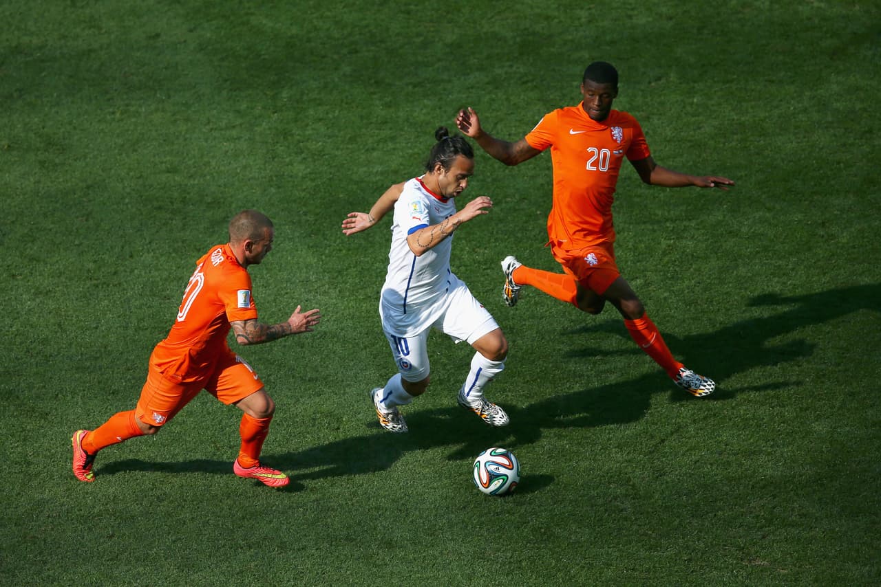 Podría decirse que el holandés Wesley Sneijder también pertenece a la misma clase de artistas incomprendidos como Valdivia y Riquelme.