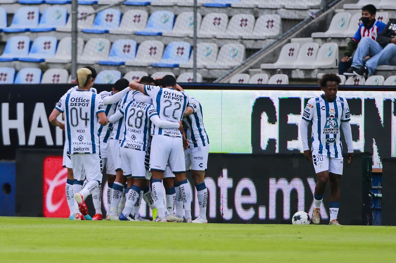El Pachuca consiguió su segunda victoria del torneo tras vencer por 2-1 a las Chivas. Los Tuzos aprovecharon un grave error del 'Tiba' Sepúlveda y Raúl Gudiño para marcar el segundo tanto después de que Víctor Guzman hiciera el primero. Los rojiblancos reaccionaron con un gol de Ángel Zaldívar por la vía del penal, pero no fue suficiente.