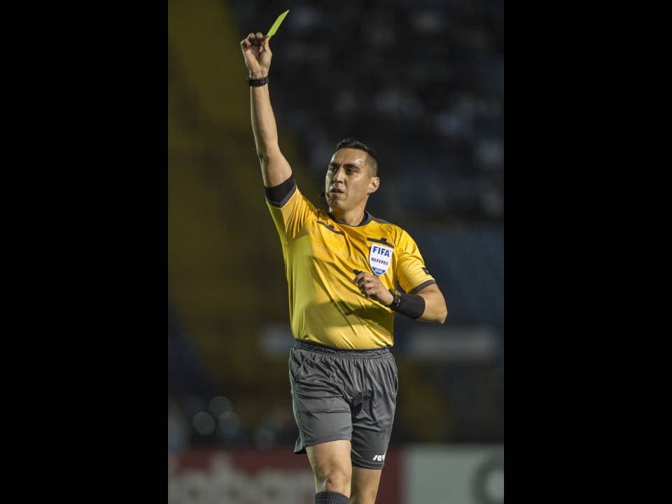 El silbante no se atrevió a sacar las tarjetas hasta el segundo tiempo al minuto 59.