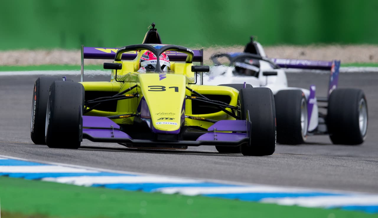 A partir de este viernes la polémica W Series, fórmula exclusiva para mujeres, dio inicio con las pruebas libres en Hockenheim, Alemania, donde el día domingo se correrá la primera válida del calendario. Las pilotos y sus equipos ya comenzaron a vivir esta novedosa experiencia que espera dar mucho de qué hablar.