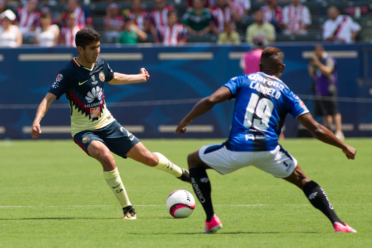 Aunque a veces se le complicaba por la presión de los jugadores de Querétaro. En este caso, Yerson Candelo.