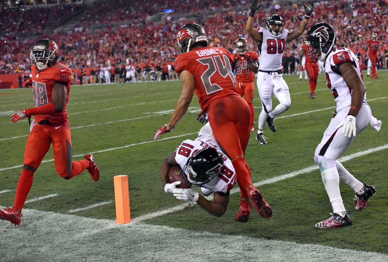 Taylor Gabriel entrando a las diagonales.