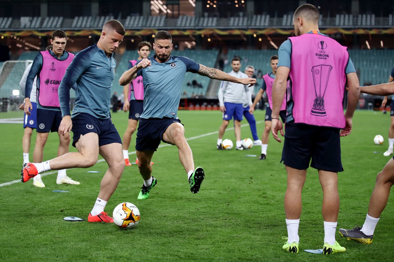 Aún con la duda de N'Golo Kanté, Chelsea trabajó por última vez este martes pensando en la Final de la Europa League en Bakú ante el Arsenal. Los jugadores de Maurizio Sarri realizaron trabajos físicos y con balón en el césped del Estadio Olímpico en la noche, después de que el Arsenal lo había hecho.