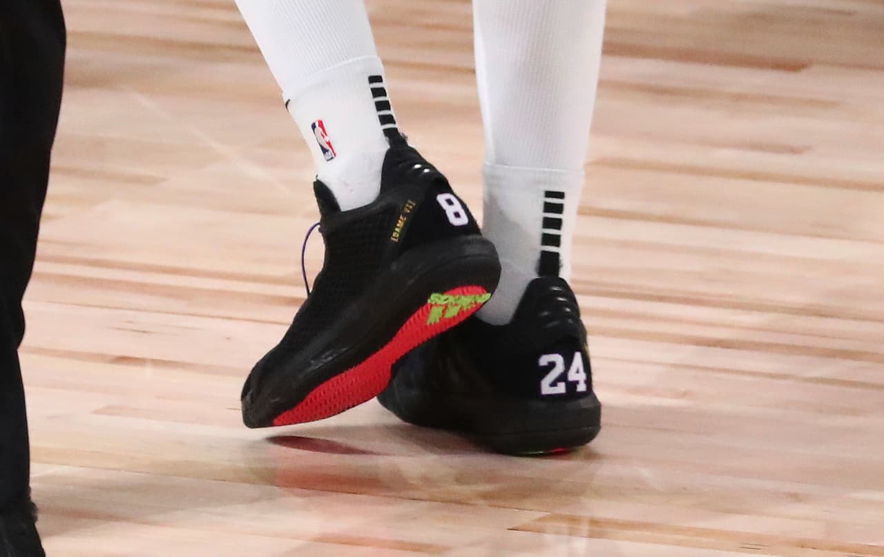 El jugador de los Portland Trail Blazers, Damian Lillard usó tenis en memoria de Kobe Bryant.