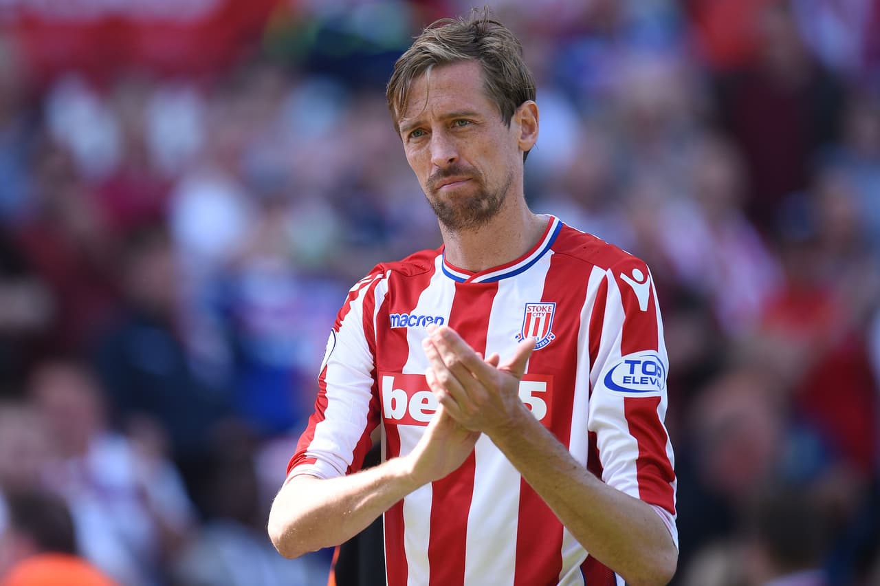 A sus 37 años, el inglés Peter Crouch estaría muy cerca de tener su primer experiencia fuera de su país al conocerse que el Parma lo quiere para su regreso a la Serie A.