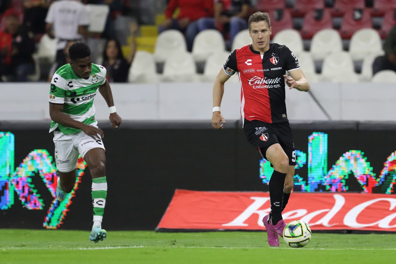 Julián Quiñones se vistió de héroe con Atlas para rescatar un punto ante Santos Laguna en el inicio de la Jornada 4 del Clausura 2023. Javier Correa adelantó a los Laguneros y Jonathan Herrera empató para los Rojinegros en la segunda mitad. Juan Brunetta echó a perder la fiesta de los locales, pero Quiñones daría el golpe final para llevarse el empate.