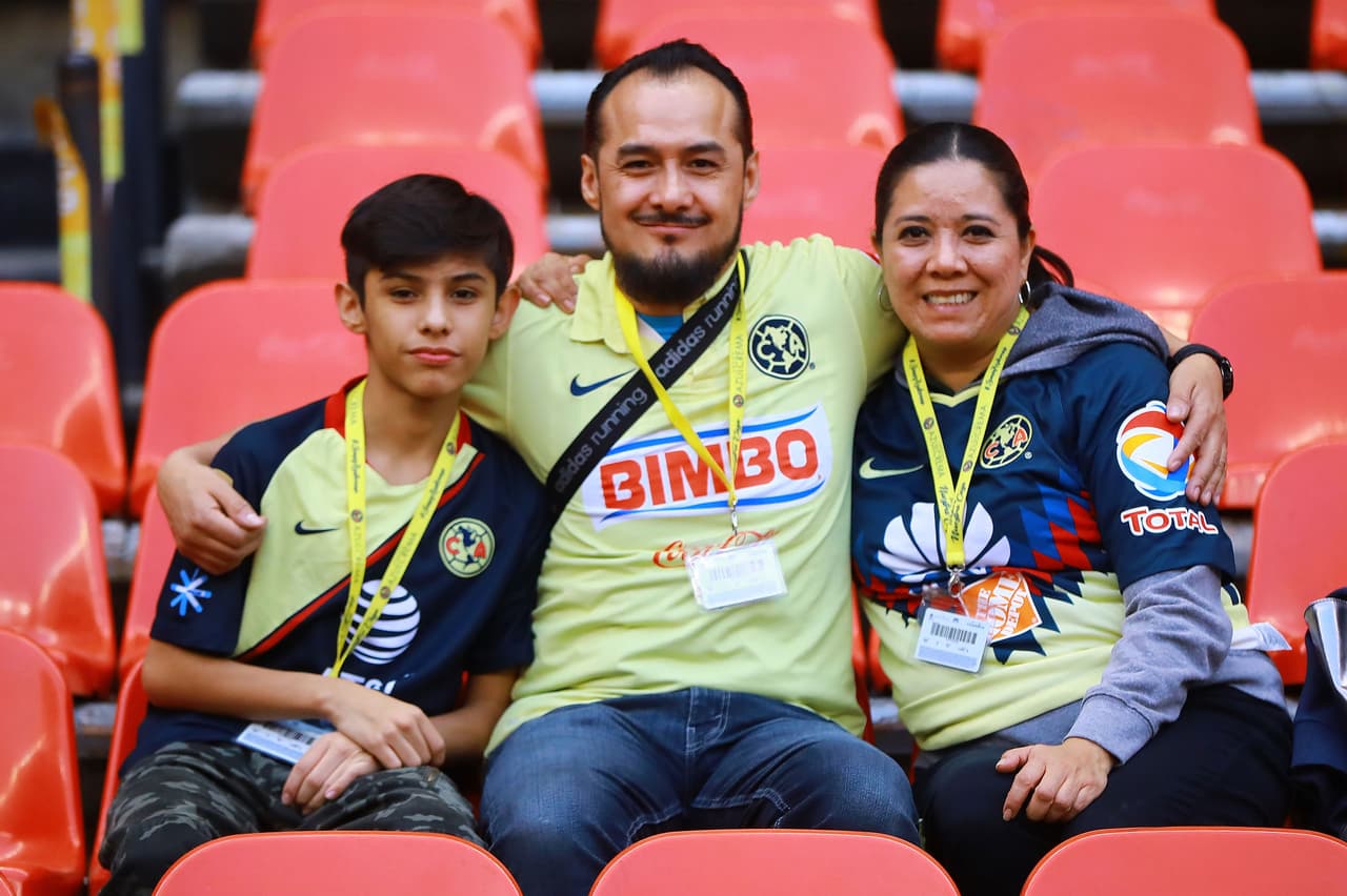 Los fanáticos del América dentro del Estadio Azteca antes del juego contra Pachuca.