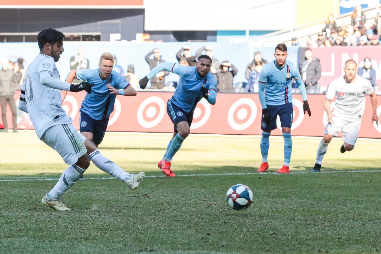 Pero Carlos Vela (izquierda) tuvo la última palabra del partido con un gol de tiro penal al minuto 76 para el 2-2 definitivo.