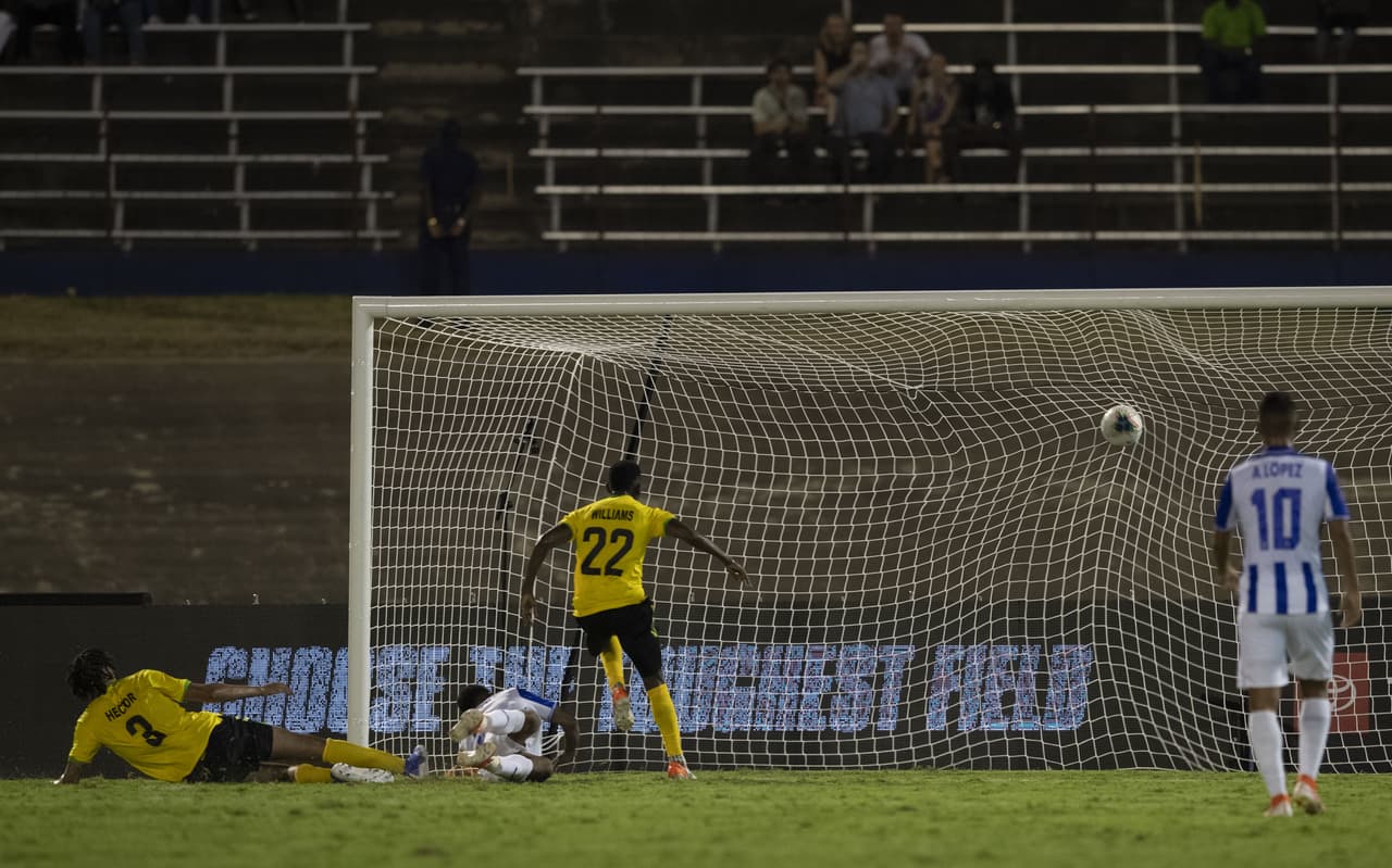 Y tras un error en la zaga jamaiquina, Anthony Lozano se encargó de poner el 2-1 para Honduras.
