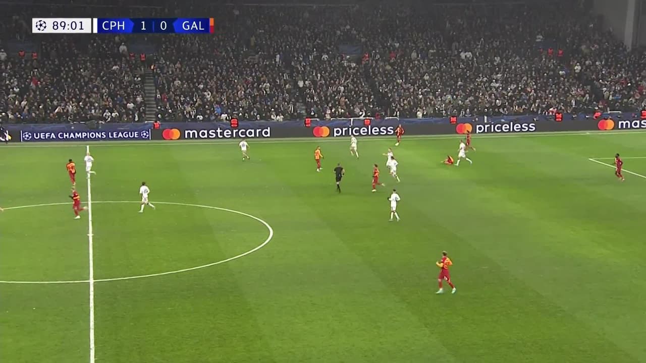 ¡Tarjeta Roja! Lukas Lerager recibe la segunda amarilla y se va del juego.