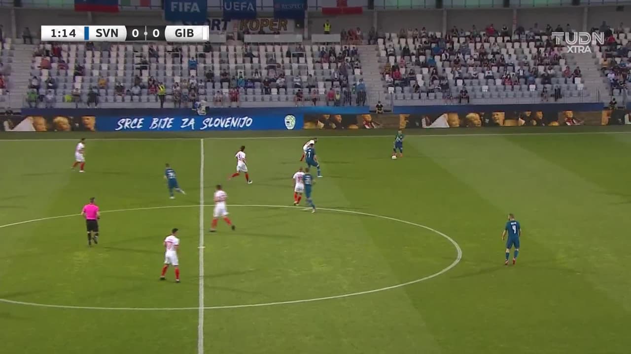 Arranca el partido y la pelota está en juego.