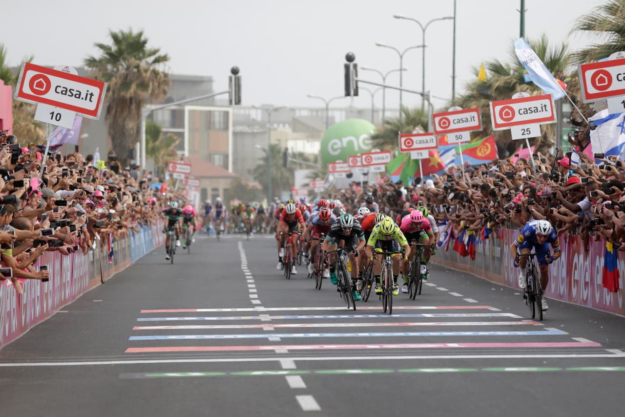 El australiano Rohan Dennis se puso como líder en la clasificación general tras la segunda etapa en la que se impuso el italiano Elia Viviani, que quedó como el líder en la tabla de puntos.