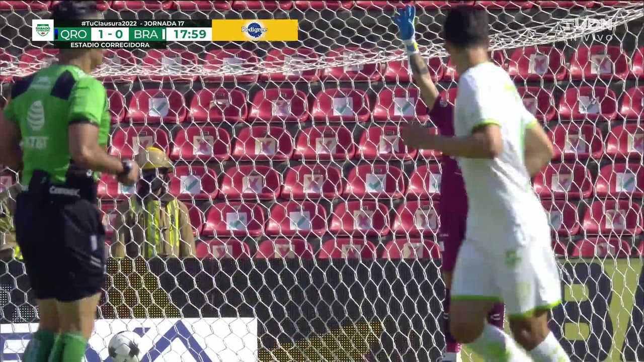 ¡Expulsión! El árbitro saca la roja directa a Maximiliano Silvera.