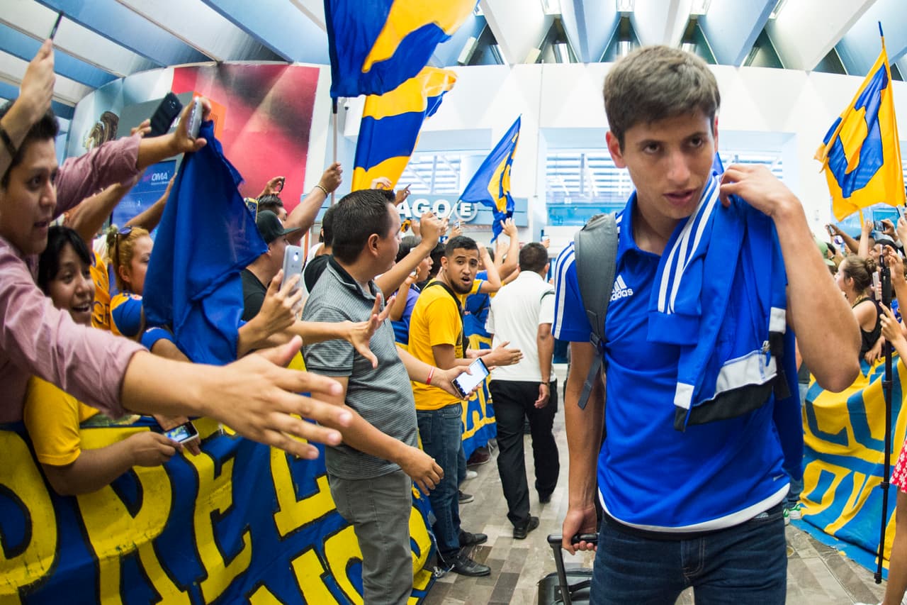Jurgen Damm, con las manos ocupadas con su equipaje y accesorios, no pudo devolver los saladuos, pero espera ser protagonista en el partido de vuelta de la final.