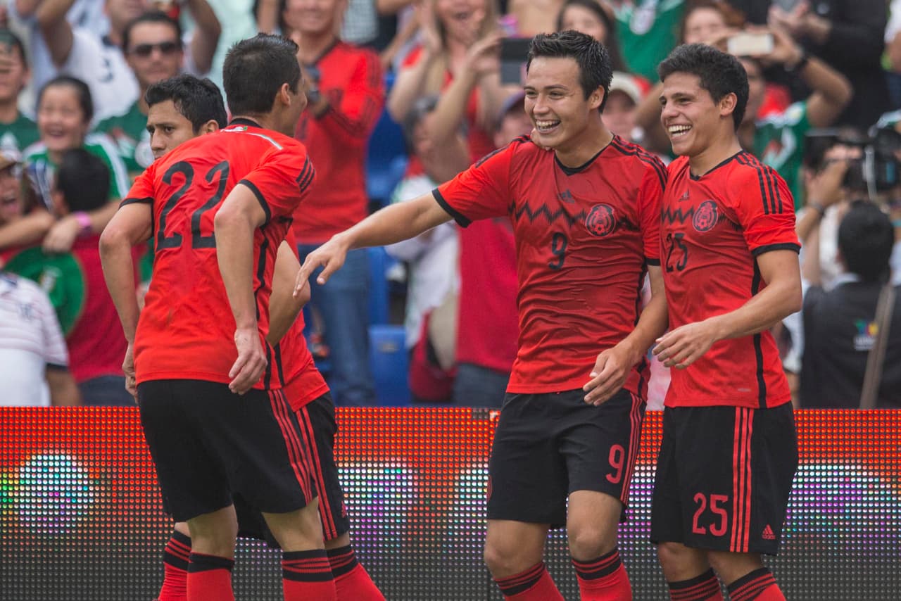 Con 21 años y 266 días, el 'Cubo' anotó su primer y hasta ahora único gol con el equipo de mayores de México contra Panamá el 12 de octubre de 2014. Torres tenía dos días menos que 'Chicharito' al debutar como goleador con el 'Tri'.