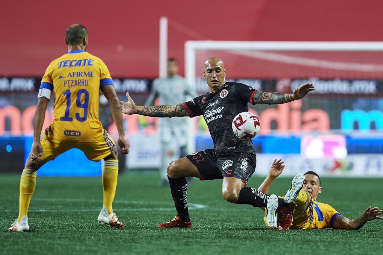 La defensa de Tigres hace un trabajo un extraordinario y no le dan espacios a los delanteros de Xolos.