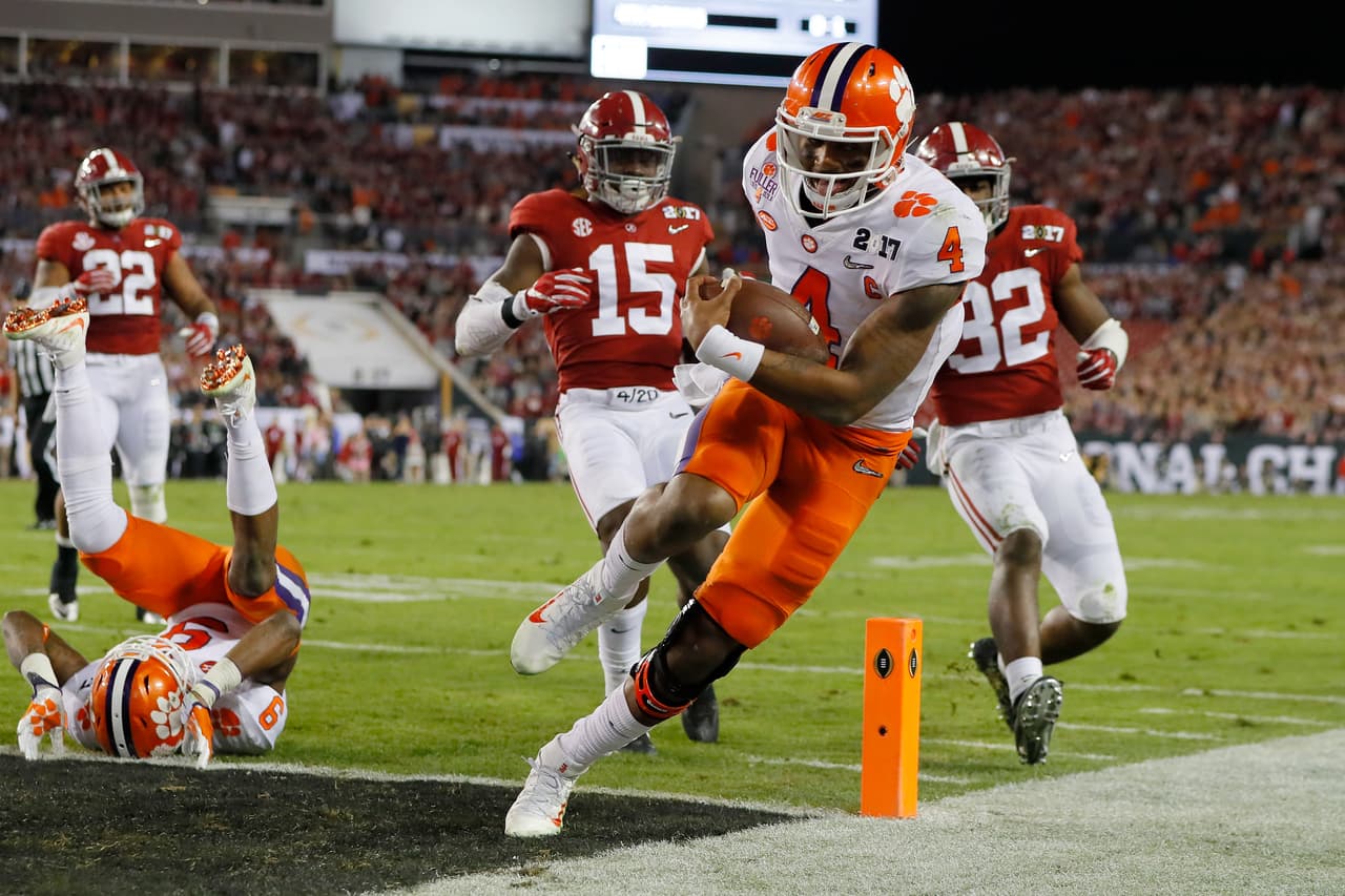 El quarterback Deshaun Watson #4 de los Tigres de Clemson consigue un touchdown en una carrera de 8 yardas durante el segundo cuarto del Campeonato Nacional contra el Alabama Crimson Tide.