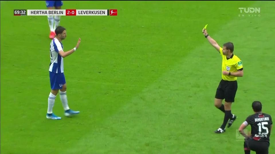 Tarjeta amarilla. El árbitro amonesta a Marko Grujic de Hertha BSC