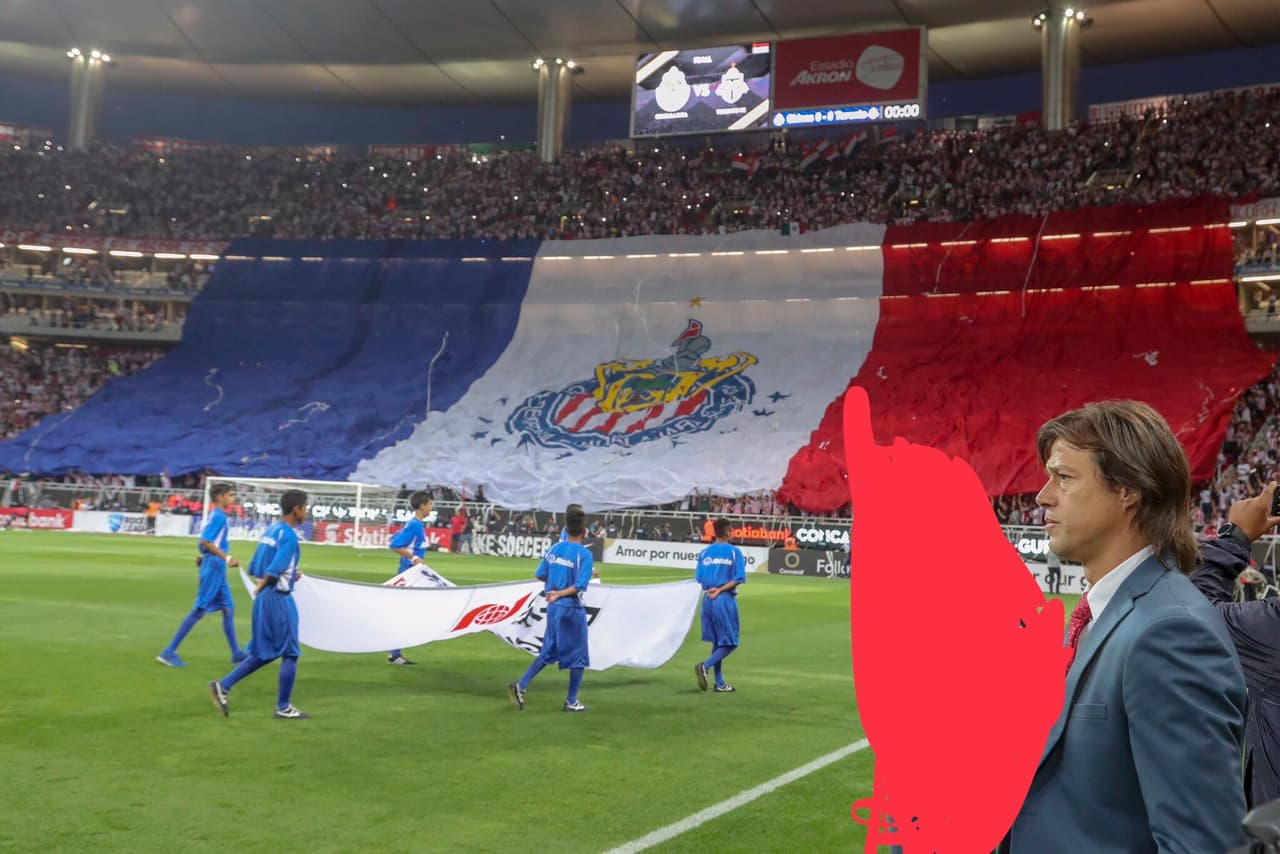 El equipo solo quería que su gente le ayudara a quitar a un intruso en un cuadro espectacular entre Matías Almeyda y la bandera gigante de su afición.