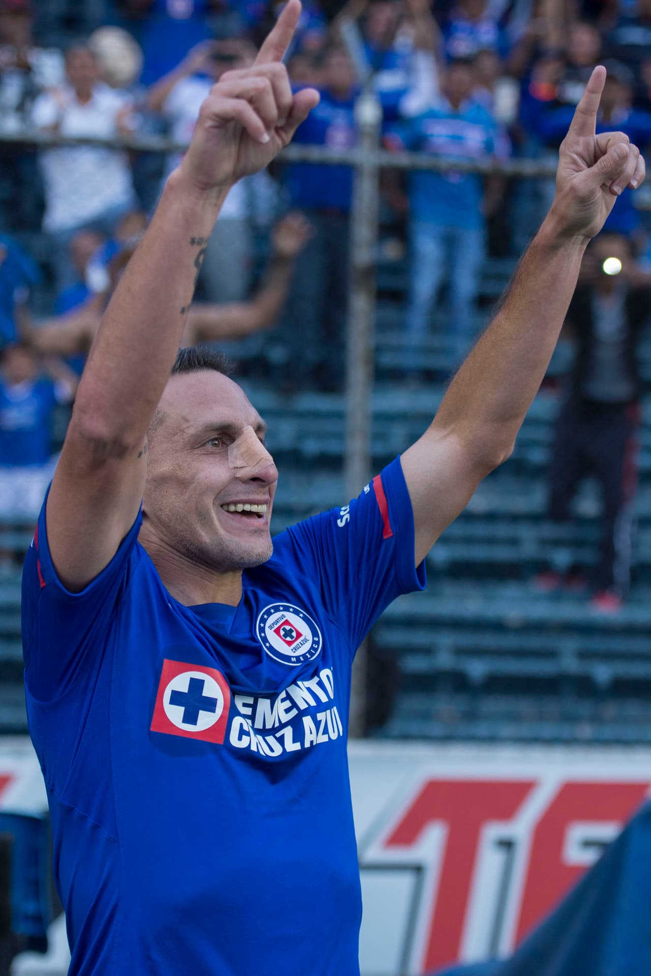 Gimenez prendió de volea un largo centro y puso el balón en las redes del rival. De inmediato su celebración fue con la afición cruzazulina.